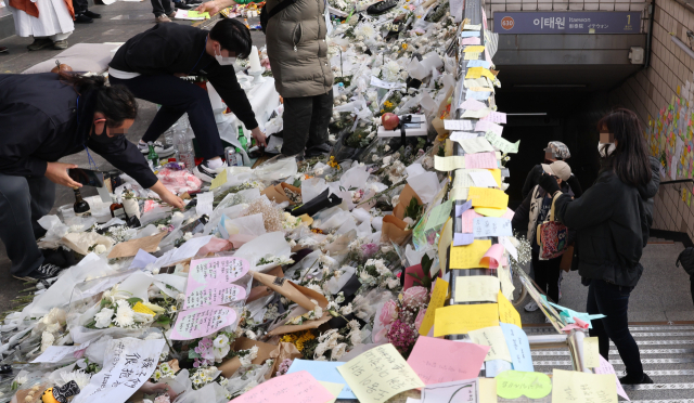 7일 이태원 참사 희생자 추모공간인 이태원역 1번 출구에서 자원봉사자들이 꽃을 정리하고 있다. 국가애도기간은 지난 5일 종료했다. 자료사진 연합뉴스