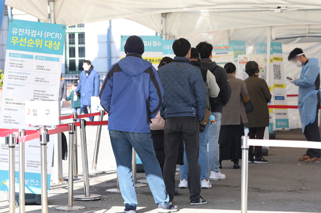 3만명대의 코로나19 신규 확진자가 발생한 6일 오후 서울역광장에 마련된 임시선별검사소에서 시민들이 검사를 받기 위해 기다리고 있다. 연합뉴스