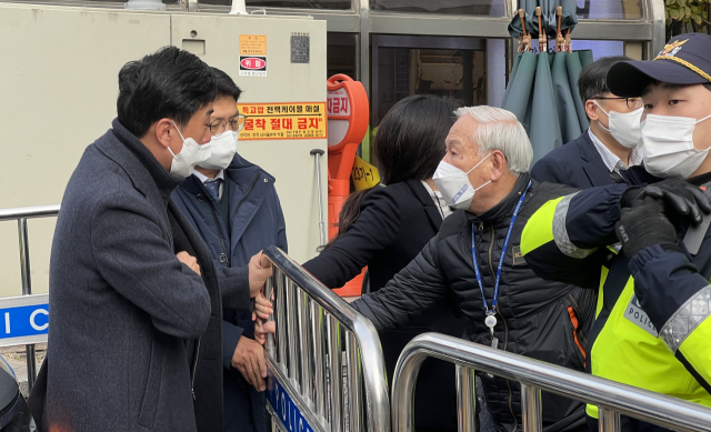 9일 오전 검찰이 더불어민주당 정진상 당대표 정무조정실장의 사무실이 있는 여의도 민주당사에 압수수색을 위해 들어서자 당 관계자가 저지하고 있다. 연합뉴스