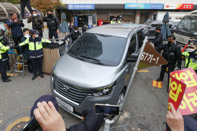 정진상 더불어민주당 당대표 정무조정실장의 사무실 압수수색에 들어간 검찰 관계자들이 9일 오후 서울 여의도 민주당 중앙당사에서 차량에 탑승한 뒤 나오고 있다. 연합뉴스