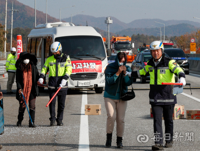 행정안전부가 주관한 폭설 대응 현장 훈련이 9일 청주영덕고속도로 청주 방향 99.6km 지점에서 열린 가운데 119 구조대가 부상자를 이송하고 있다. 이번 훈련에서는 겨울철 폭설로 인한 고속도로 차단 상황에 대해 경찰, 소방, 도로공사 등 유관 기관의 대응 태세를 점검했다. 우태욱 기자 woo@imaeil.com