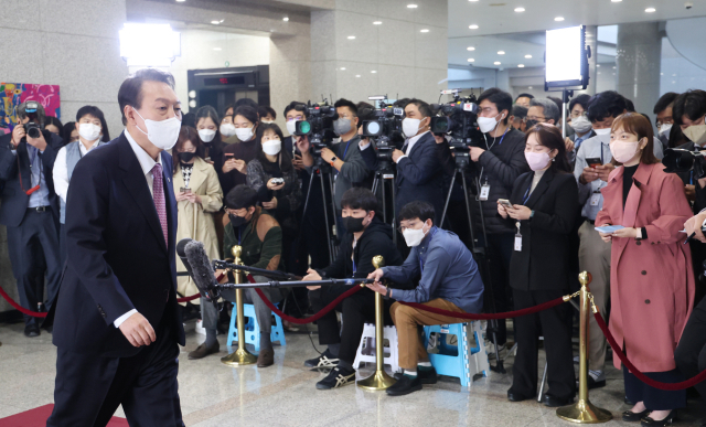 윤석열 대통령이 10일 오전 서울 용산 대통령실 청사로 출근, 기자들과 질의응답을 마친 뒤 집무실로 향하고 있다. 연합뉴스