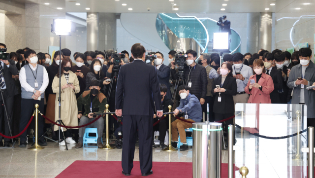 윤석열 대통령이 10일 오전 서울 용산 대통령실 청사로 출근, 기자들과 질의응답을 하고 있다. 연합뉴스