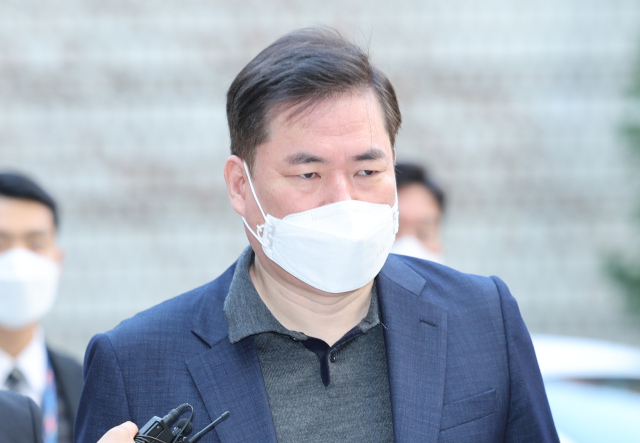 유동규 전 성남도시개발공사 본부장이 11일 오전 서울 서초구 중앙지법에서 열린 대장동 개발 사업 로비·특혜 의혹 관련 1심 속행 공판에 출석하고 있다. 연합뉴스