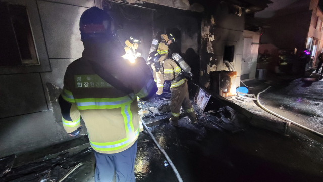 14일 오전 포항시 남구 호미곶면 한 주택에서 발생한 화재를 소방대원들이 진압하고 있다. 포항남부소방서 제공.