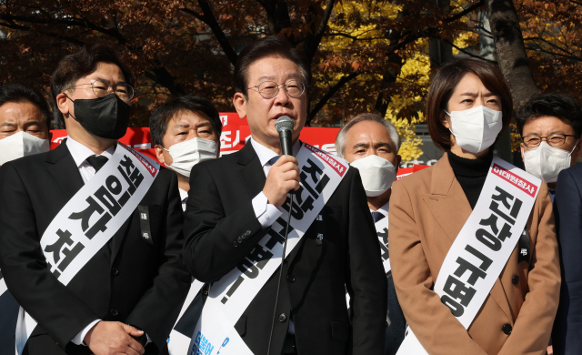 더불어민주당 이재명 대표가 11일 오후 서울 영등포구 여의도역 5번 출구 앞에서 열린 이태원 참사 국정조사특검추진 범국민 서명운동 발대식에서 발언하고 있다. 연합뉴스