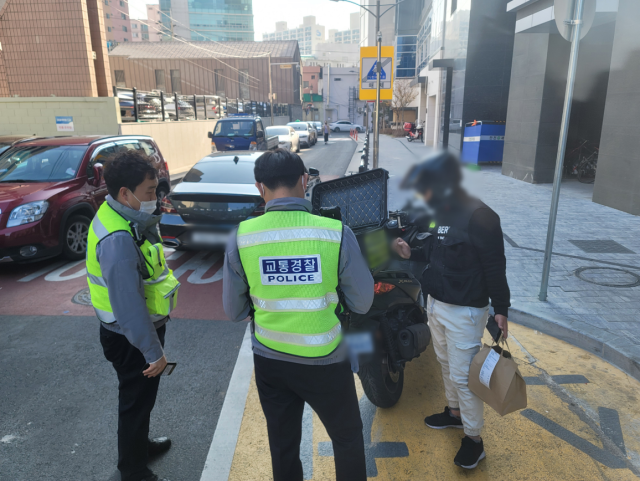 달서구 한 주상복합아파트 앞에서 암행순찰4팀이 신호위반을 한 오토바이 운전자에게 벌점과 범칙금을 부여하고 있다. 박성현 인턴기자