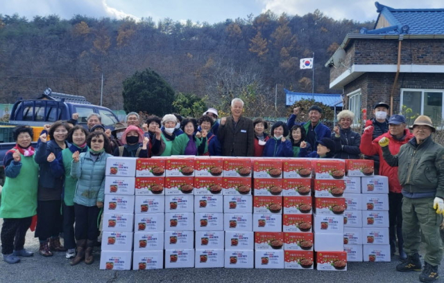 물야면 새마을회 회원들이 정성 가득한 김장 김치를 전달하고 있다. 봉화군 제공