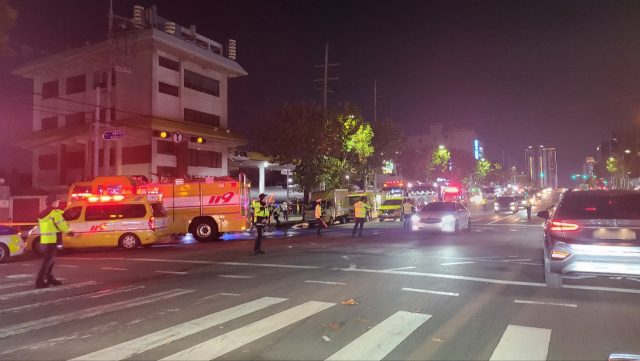 대구 서구 중리동 한 LPG 충전소 화재 현장 일대를 경찰이 16일 통제하고 있다. 심현우 영상기자