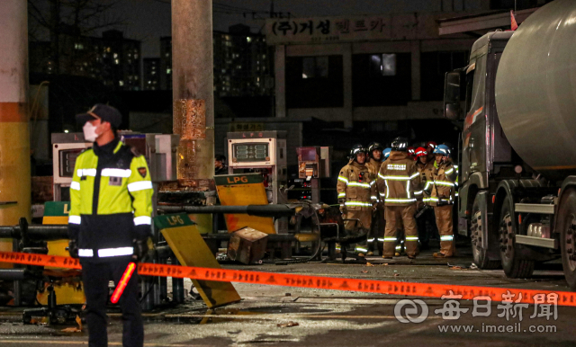 16일 오후 5시 29분쯤 대구 서구 중리동의 한 LPG 충전소에서 폭발 사고로 추정되는 불이나 8명이 화상을 입었다. 경찰과 소방이 폭발이 발생한 주유소를 통제하고 있다. 안성완 기자 asw0727@imaeil.com