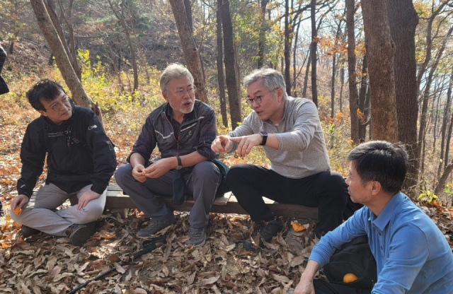 왼쪽부터 김의겸 더불어민주당 국회의원, 문재인 전 대통령, 최강욱 민주당 의원, 윤도한 전 국민소통수석. 김의겸 의원 페이스북