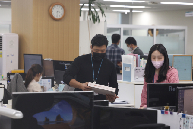 이태원 참사를 수사하는 경찰 특별수사본부(특수본)가 행정안전부와 서울시청, 서울시 자치경찰위원회를 상대로 강제수사에 착수한 것으로 알려진 17일 오후 서울시청 안전총괄과에서 특수본 관계자들이 압수수색을 벌이고 있다. 연합뉴스