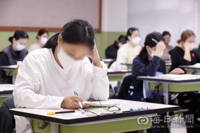 2023학년도 대학수학능력시험일인 지난해 11월 17일 대구여자고등학교에서 고사장에 입실한 수험생들이 막바지 공부를 하고 있다. 안성완 기자 asw0727@imaeil.com