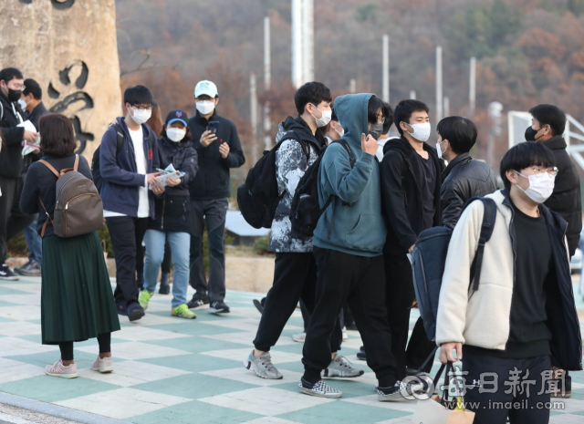 17일 경북고에서 2023학년도 대입수학능력시험을 마친 수험생들이 시험장을 나오고 있다. 우태욱 기자 woo@imaeil.com