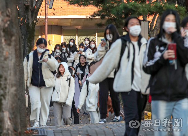 2023학년도 대학수학능력시험일인 17일 대구 수성구 혜화여자고등학교에서 수능을 마친 수험생들이 시험장을 빠져 나오고 있다. 안성완 기자 asw0727@imaeil.com