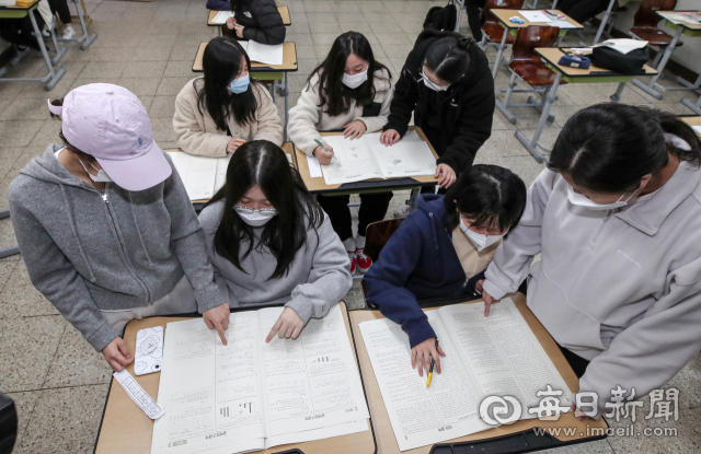 지난달 18일 오전 대구 수성구 정화여자고등학교에서 고3 수험생들이 2023학년도 대학수학능력시험 가채점을 하고 있다. 기사 내용과는 상관없는 이미지. 안성완 기자 asw0727@imaeil.com