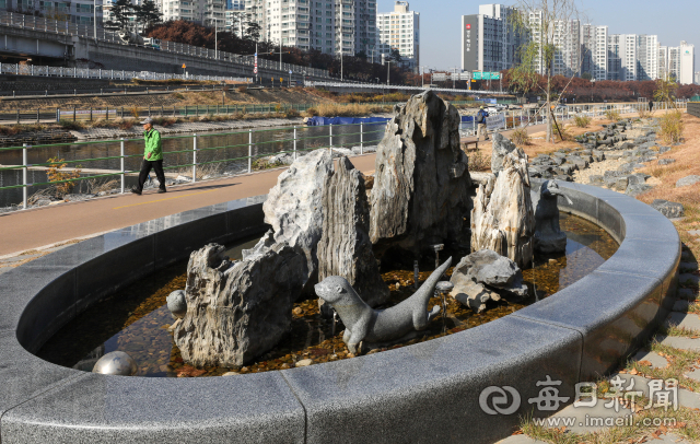 20일 대구 수성구 상동 신천 우완 둔치에 깨끗하고 맑은 신천의 상징 수달이 뛰어노는 모습을 형상화한 조형물과 실개천이 조성돼 눈길을 끈다. 이 조형물은 대구시상수도사업본부가 낙동강 물 신천 공급을 기념하기 위해 만든 것이다. 대구시는 다음 달부터 낙동강 물 수질을 정화해 신천 상류부터 금호강 합류부까지 하루 10만t 씩 흘려보낼 계획이다. 우태욱 기자 woo@imaeil.com