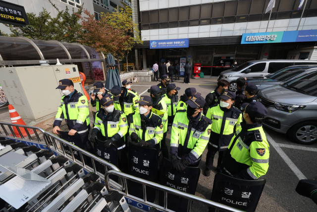 검찰이 더불어민주당 중앙당사 사무실 압수수색에 나선 9일 서울 여의도 민주당 중앙당사 앞에 경찰 기동대가 대기하고 있다. 연합뉴스