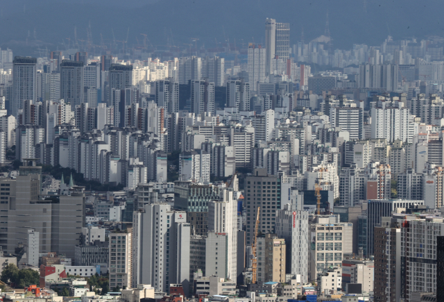 서울 인왕산에서 바라본 시내 아파트와 주택 모습. 연합뉴스