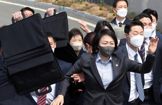 이씨가 소주병을 던진 직후 박근혜 전 대통령을 둘러싼 경호인력들. 연합뉴스