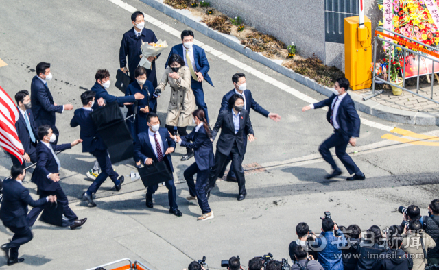 10년 만에 대구로 귀향한 박근혜 전 대통령이 지난 3월 24일 대구 달성군 유가읍 사저 앞에서 인사말을 하던 중 소주병이 날아와 경호원들이 박 전 대통령을 에워싸고 있다. 안성완 기자 asw0727@imaeil.com