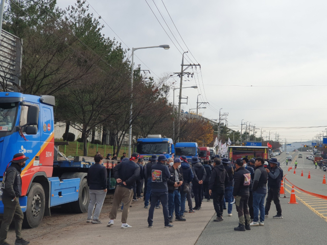 24일 오전 포항 철강공단 안에서 화물연대 포항지부 조합원들이 파업 출정식을 열고 있다. 독자 제공.