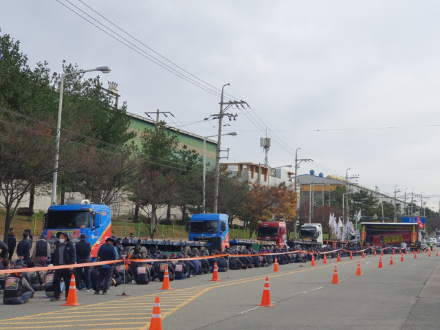 24일 오전 포항 철강공단 안에서 화물연대 포항지부 조합원들이 파업 출정식을 열고 있다. 독자 제공.