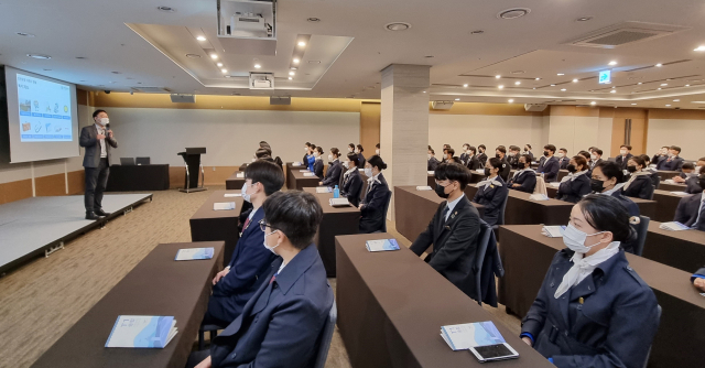 구미대 호텔관광항공서비스과 학생들이 인천국제공항 현장 체험 실무 특강을 하고 있다. 구미대 제공