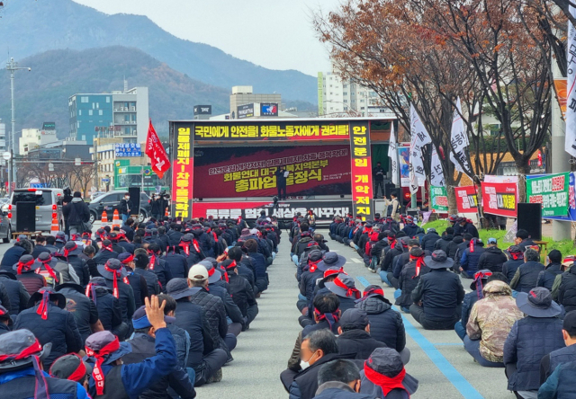 24일 오전 경북 구미시청 앞에서 화물연대 대경본부 노조원 500여 명이 