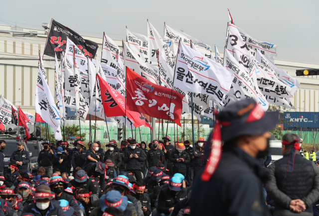 24일 오전 울산신항 앞에서 민주노총 공공운수노조 화물연대본부 울산지역본부의 총파업 출정식이 열리고 있다. 연합뉴스