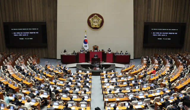 이태원 참사 특위 위원장을 맡은 더불어민주당 우상호 의원이 24일 오후 열린 국회 본회의에서 용산 이태원 참사 진상규명과 재발방지를 위한 국정조사 계획서 승인의 건 의결에 앞서 제안설명을 하고 있다. 연합뉴스