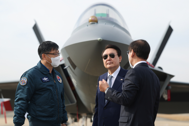 윤석열 대통령이 24일 오전 경남 사천시 한국항공우주산업(KAI)을 방문, 전시된 국산 초음속 전투기 KF-21 시제기 3호기 등을 참관하고 있다. 연합뉴스