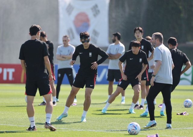 축구대표팀의 손흥민 등 선수들이 2022 카타르 월드컵 조별리그 첫 경기 우루과이전을 하루 앞둔 23일 오전(현지시간) 카타르 도하 알에글라 훈련장에서 열린 공식훈련에서 짧은 패스를 주고 받으며 몸을 풀고 있다. 연합뉴스