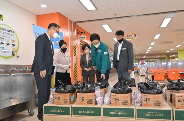 임종식 경북도교육감과 권혜자 예천교육장, 박종진 체육건강과장이 25일 교육공무직 파업으로 대체식이 지원되는 경북 예천군 호명초등학교를 방문해 현장을 점검하고 있다. 경북교육청 제공