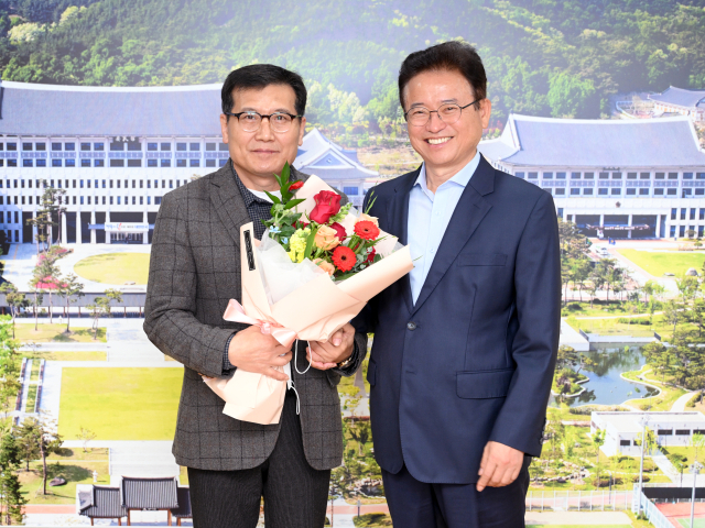 매몰된 봉화 광산에서 기적적으로 살아나온 박정하 씨가 사고 발생 한 달 만에 경북도청을 방문해 이철우 지사와 환담을 했다. 왼쪽부터 광부 박정하 씨, 이철우 지사. 경북도 제공