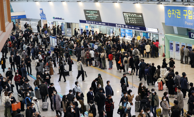 서울 영등포역 무궁화호 열차 탈선사고 여파로 하행선 열차 출발이 지연되고 있는 7일 오후 서울역 대합실에서 시민들이 열차를 기다리고 있다. 자료사진 연합뉴스