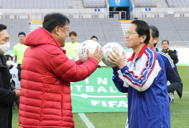 26일 오후 서울월드컵경기장에서 열린 2002년 한일월드컵 개최 20주년 기념 한·일 국회의원 축구대회에서 국민의힘 비대위원장인 정진석 국회의원축구연맹 회장이 에토 세이시로 일한의원축구연맹 회장과 사인볼을 교환하고 있다. 연합뉴스