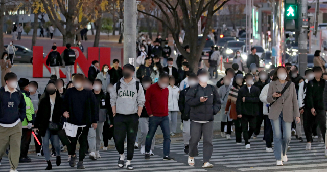 26일 대구 북구 경북대학교에서 실시된 논술고사(AAT)를 마친 수험생들이 교정을 나서고 있다. 김영진 기자 kyjmaeil@imaeil.com