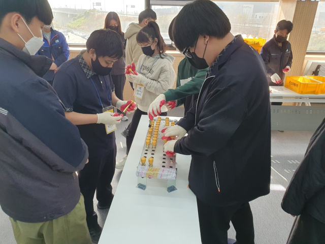 지역사회 연계 진로 DAY 프로그램에 참여한 지역 특수교육대상학생들이 동구 율암동에 있는 ㈜쓰리에이치 제2공장을 방문해 부품 조립 직무체험을 하고 있다. 대구시교육청 제공