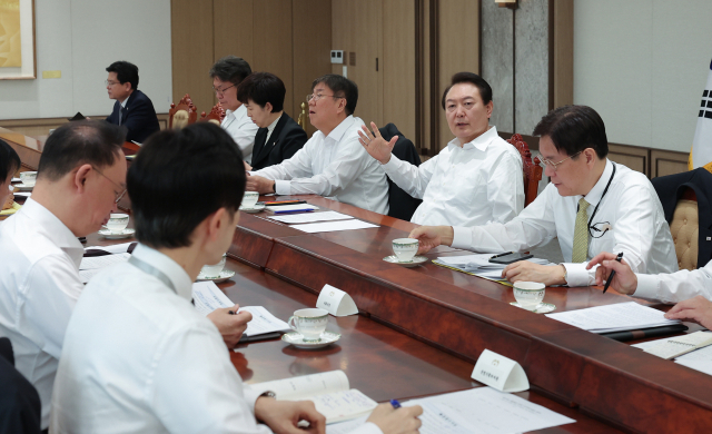 윤석열 대통령이 28일 오전 서울 용산 대통령실 청사에서 수석비서관회의를 주재하고 있다. 연합뉴스