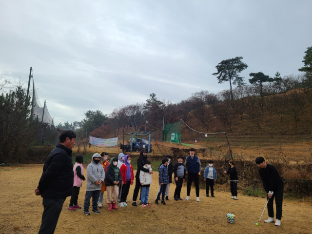 경북 칠곡 신동파인힐스(대표 석재민)가 29일 신동초등학교 학생들을 대상으로 골프체험학습을 진행했다. 신동파인힐스 제공