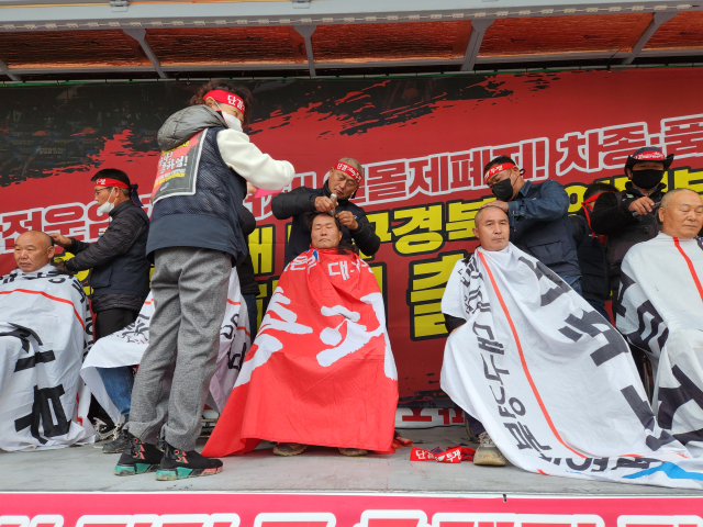 화물연대 대구경북본부는 29일 정부의 업무개시 명령 등 총체적 탄압에 맞서 남구미 나들목에서 지도부 삭발 결의대회를 실시했다. 이영광 기자