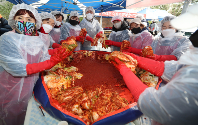 30일 오전 국민의힘 대구시당 주차장에서 국민의힘 강대식 의원, 양금희 의원, 임병헌과 대구시당 당원·당직자 등 100여명이 