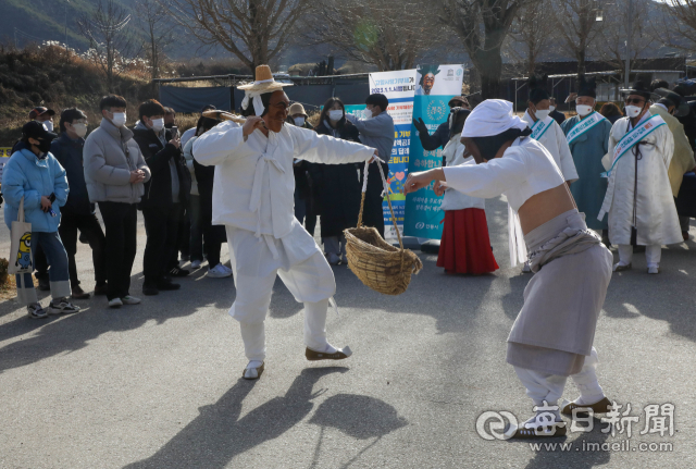 1일 안동 하회마을을 찾은 관광객들이 하회별신굿탈놀이을 관람하기 위해 공연장으로 들어가고 있다. 안동시는 하회별신굿탈놀이 유네스코 인류무형문화유산 등재를 기념해 이날 하회마을 관광객에게 입장료를 면제하고 하회탈 목걸이를 선물하는 등 축하 행사를 열었다. 우태욱 기자 woo@imaeil.com