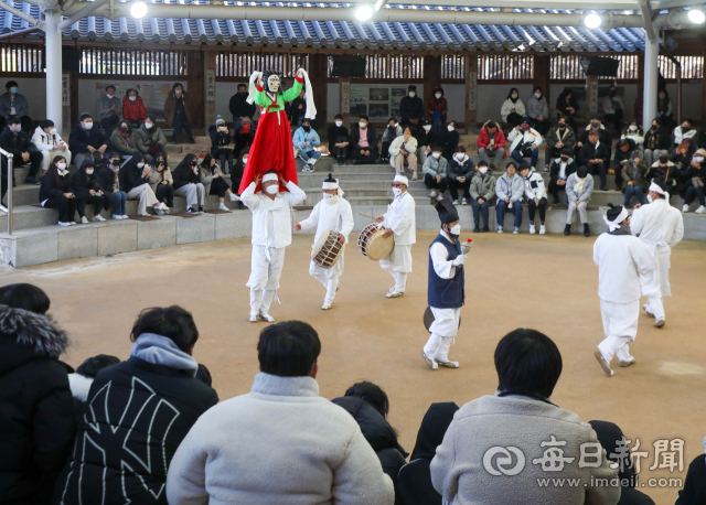 1일 안동 하회마을에서 하회별신굿탈놀이 유네스코 인류무형문화유산 등재를 기념해 하회별신굿탈놀이 공연단이 길놀이를 펼치고 있다. 안동시는 이날 하회마을 관광객에게 입장료를 면제하고 하회탈 목걸이를 선물하는 등 축하 행사를 열었다. 우태욱 기자 woo@imaeil.com