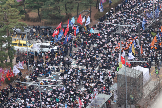 3일 오후 서울 여의도 국회 앞에서 전국노동자대회가 끝나고 열린 전국민중대회에서 참석자들이 윤석열 정부를 규탄하며 노조법 2·3조 개정, 민영화 중단, 양곡관리법 전면 개정 등을 촉구하고 있다. 연합뉴스