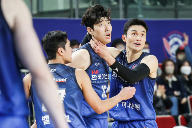 한국가스공사 정효근(가운데)과 이대성(오른쪽) KBL 제공.