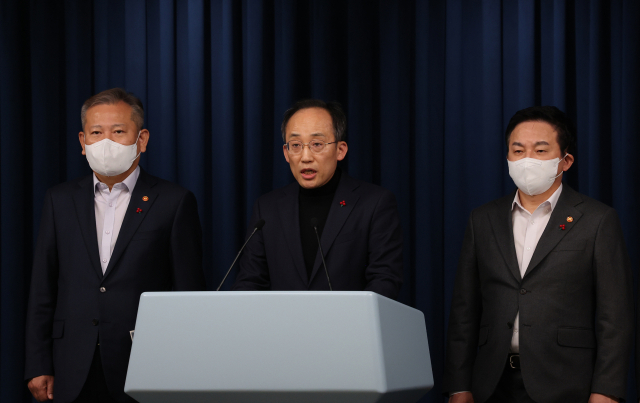 추경호 경제부총리 겸 기획재정부 장관이 4일 오후 서울 용산 대통령실 청사에서 열린 화물연대 집단운송거부 대응과 관련한 관계장관회의를 마친 뒤 회의 내용에 대해 브리핑하고 있다.왼쪽부터 이상민 행정안전부 장관, 추경호 부총리, 원희룡 국토교통부 장관. 연합뉴스