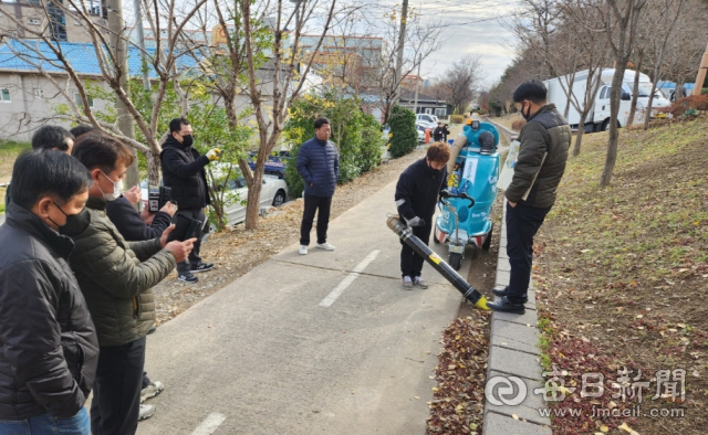 포항시 북구 덕수동 덕수공원 앞 철길숲에서 친환경 도로 청소기를 시연하고 있다. 포항시 제공