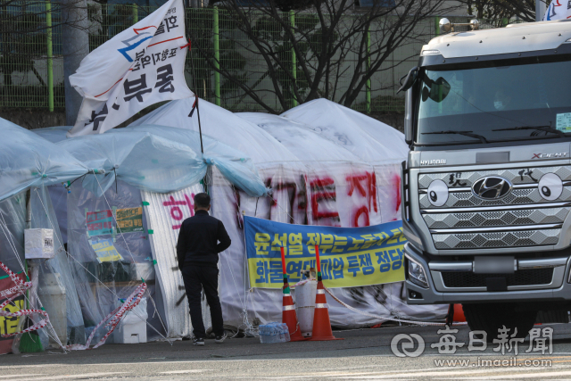 7일 오전 포항시 철강산단 화물연대 천막 농성장에서 파업 중인 노동자들이 이야기를 나누고 있다. 경찰은 화물연대 관계자가 운송사 관계자에게 협박 문자를 보낸 의혹과 관련해 이날 민주노총 화물연대 포항지역본부 사무실과 천막 농성장에 대한 압수수색을 실시했다.우태욱 기자 woo@imaeil.com